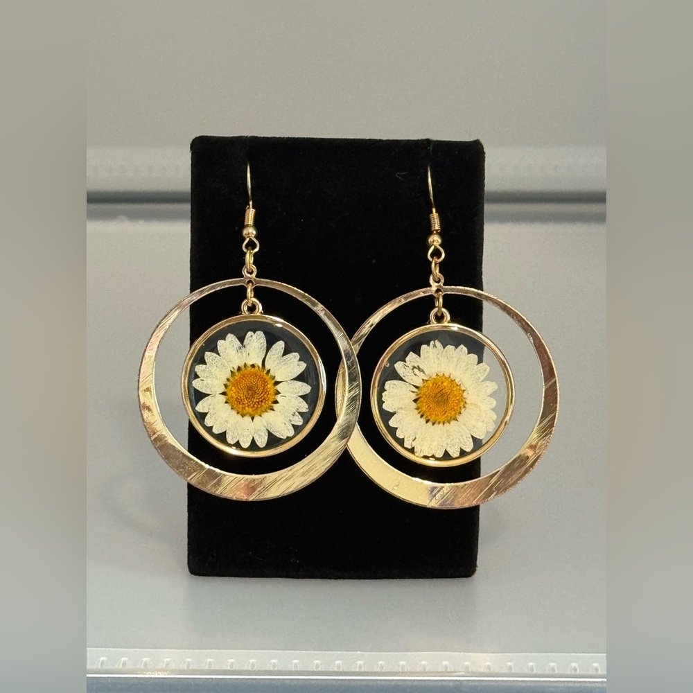 Daisy Hoop Earrings 🌼